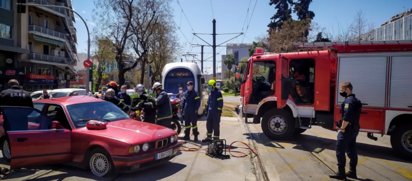 Νέος Κόσμος: Τραμ συγκρούστηκε με ΙΧ - Εγκλωβισμένος ηλικιωμένος